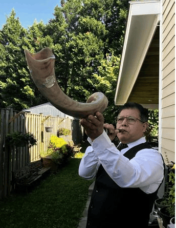 Salmista Carlos Montoya tocando el shofar